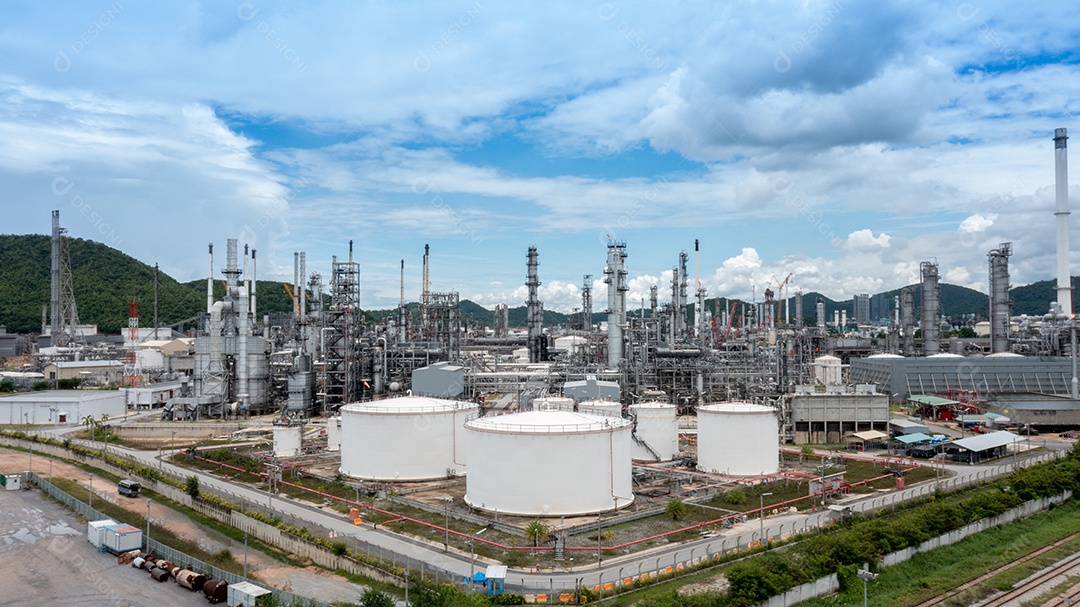 Planta de refinaria de petróleo química, usina no céu azul, área industrial perto do mar.