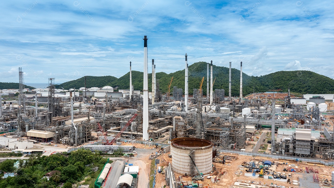 Planta de refinaria de petróleo química, usina no céu azul, área industrial perto do mar.