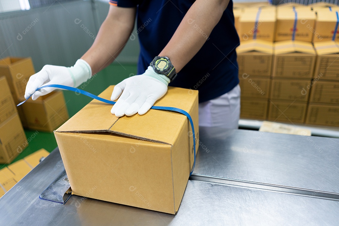 Homem embalando a caixa de papelão embalando marcha na sala de embalagem para produtos de segurança na caixa do recipiente.