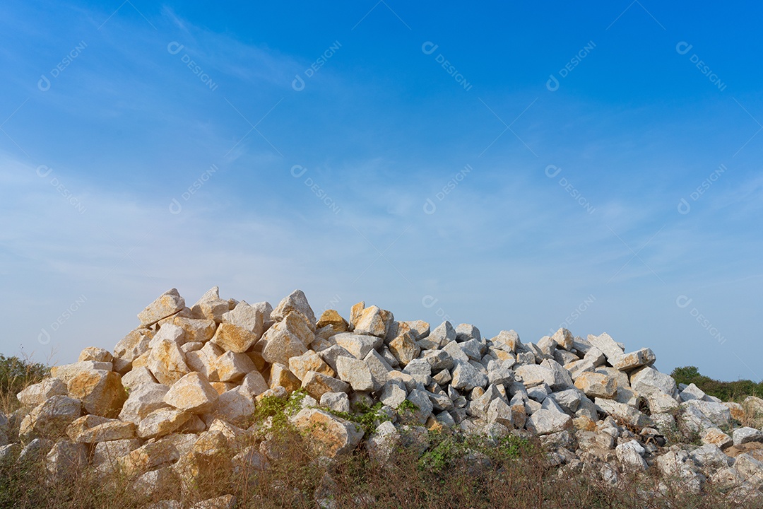 Pilha de pedras para construção civil trabalhando nas costas do céu azul.