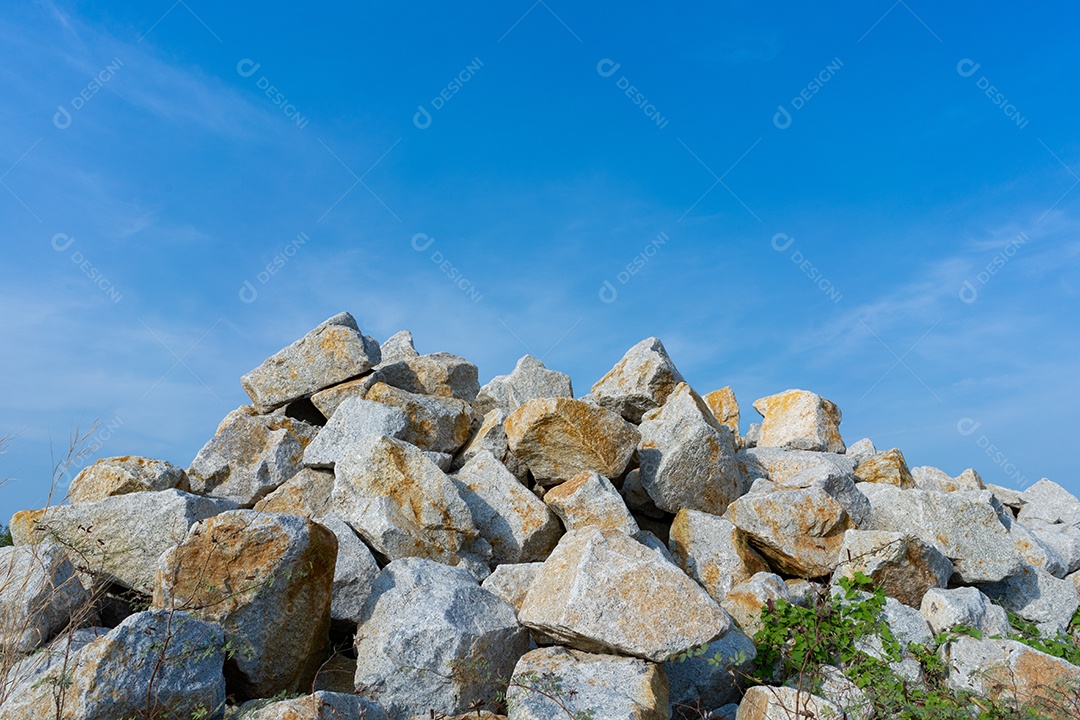 Pilha de pedras para construção civil trabalhando nas costas do céu azul.