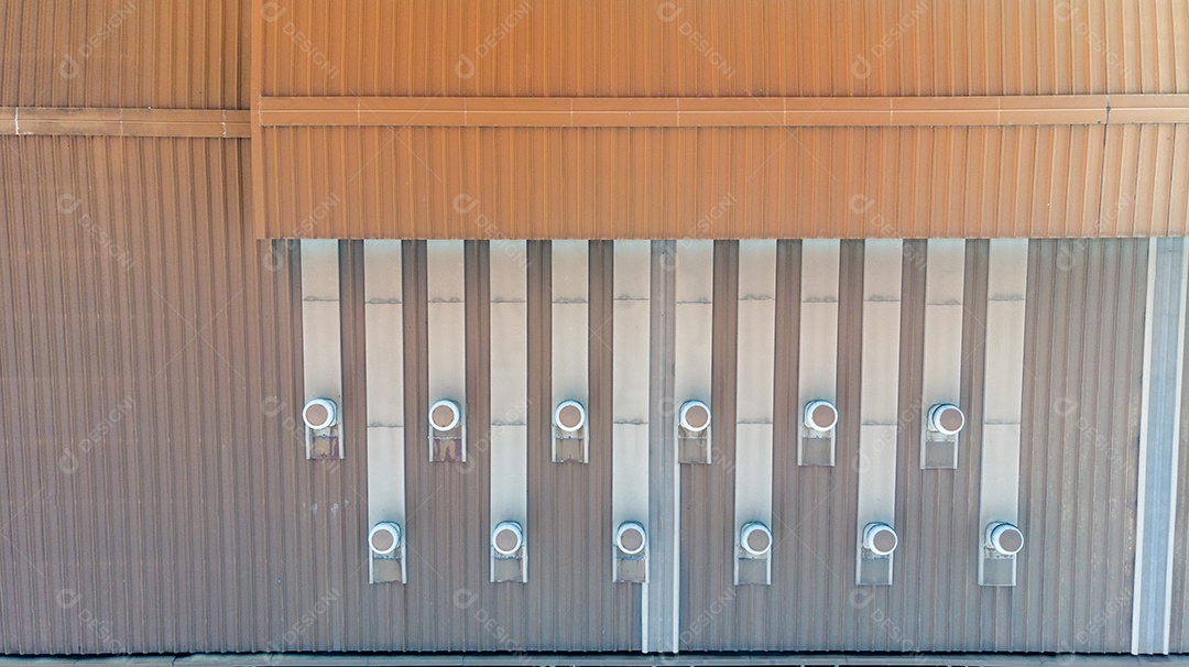 Vista aérea do telhado com ventilação giratória de bola no fator antigo.