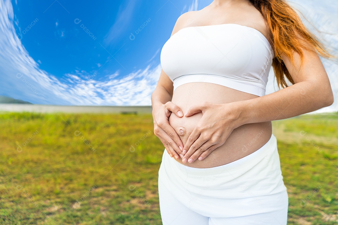 Fêmea uma mulher grávida está relaxando na lagoa.