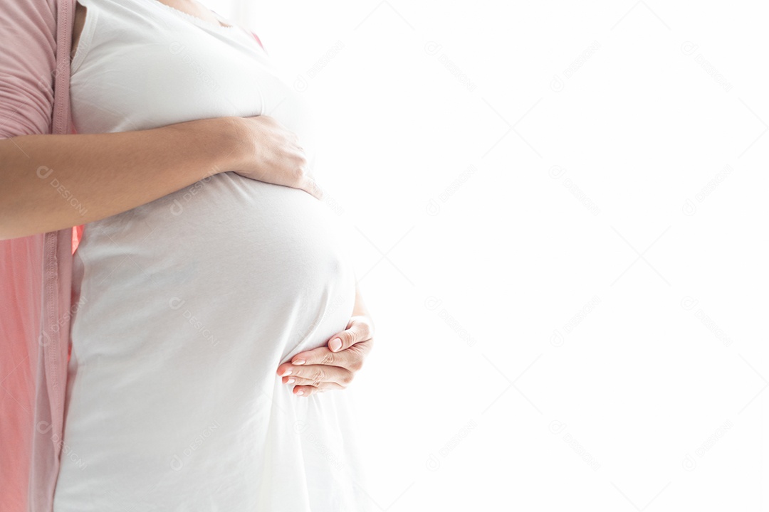 Mulher grávida tocando a barriga da cortina por amor.