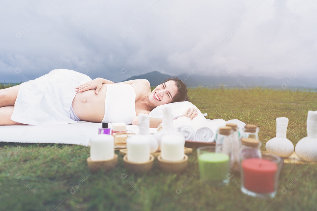 Mulher grávida tocando a barriga no jardim spa e conceito saudável.