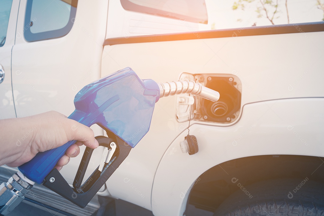 Serviço de trabalho manual de homem enchendo o gás combustível no carro a gás.