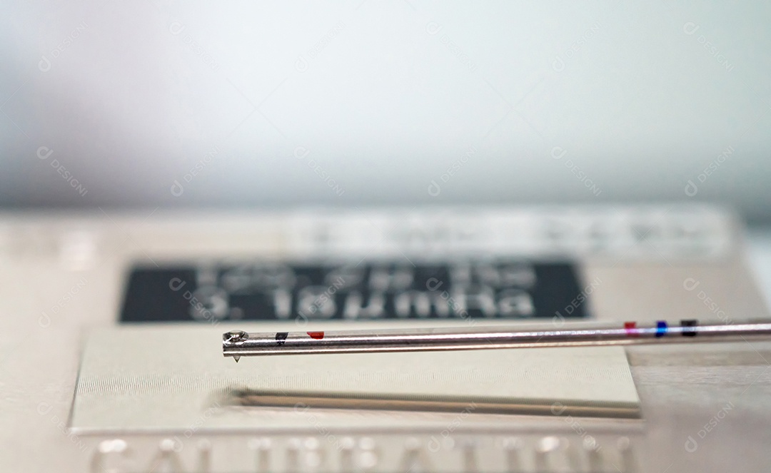 Rugosidade da superfície caneta com padrão de amostra mestre para calibração.