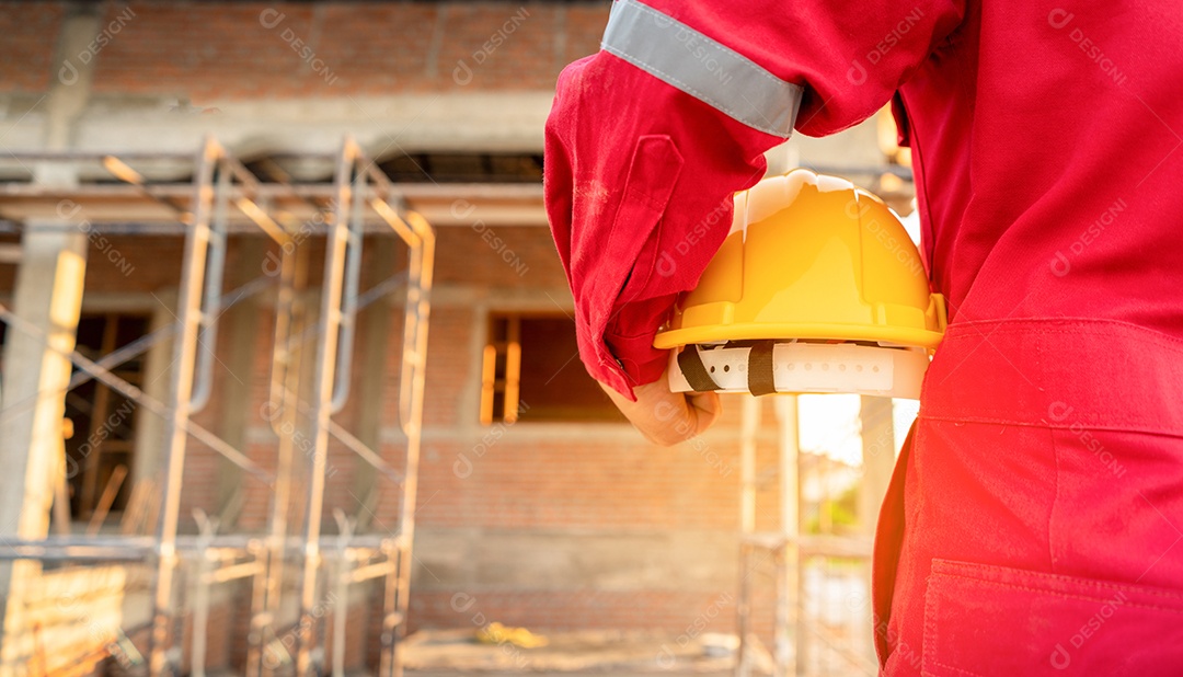 Capataz segurando o capacete de segurança e ansioso para o projeto em casa.