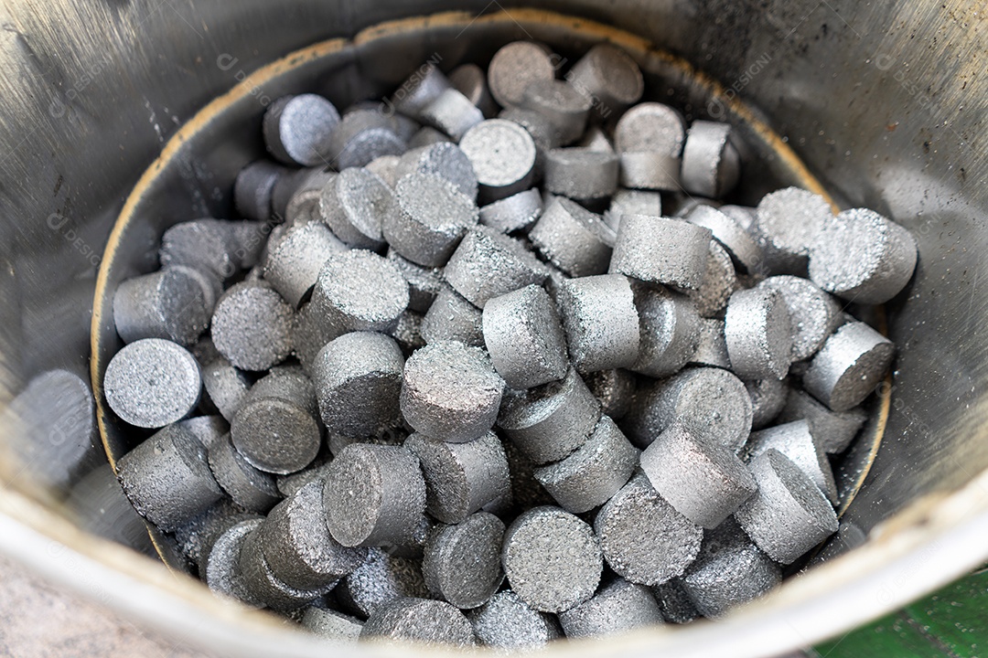 Barra de sucata de produção de torno no galão tanque recipiente.