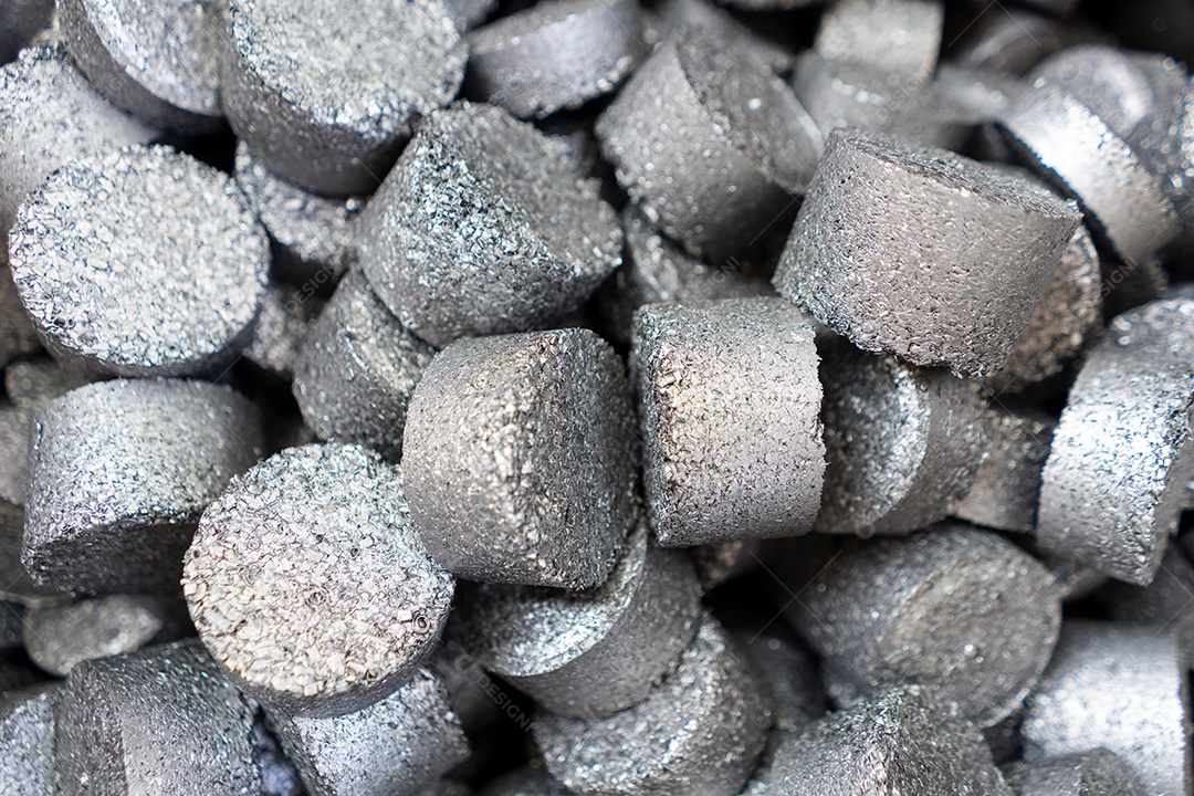 Barra de sucata de produção de torno no galão tanque recipiente.