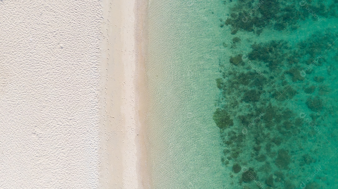 Vista aérea da praia de areia em dia ensolarado com o belo mar.