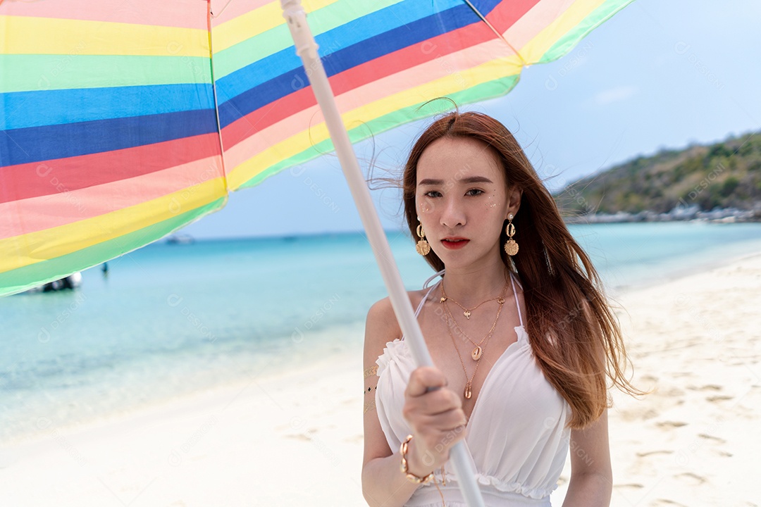 Mulher bela viajante da Ásia com guarda-chuva no conceito de praia.