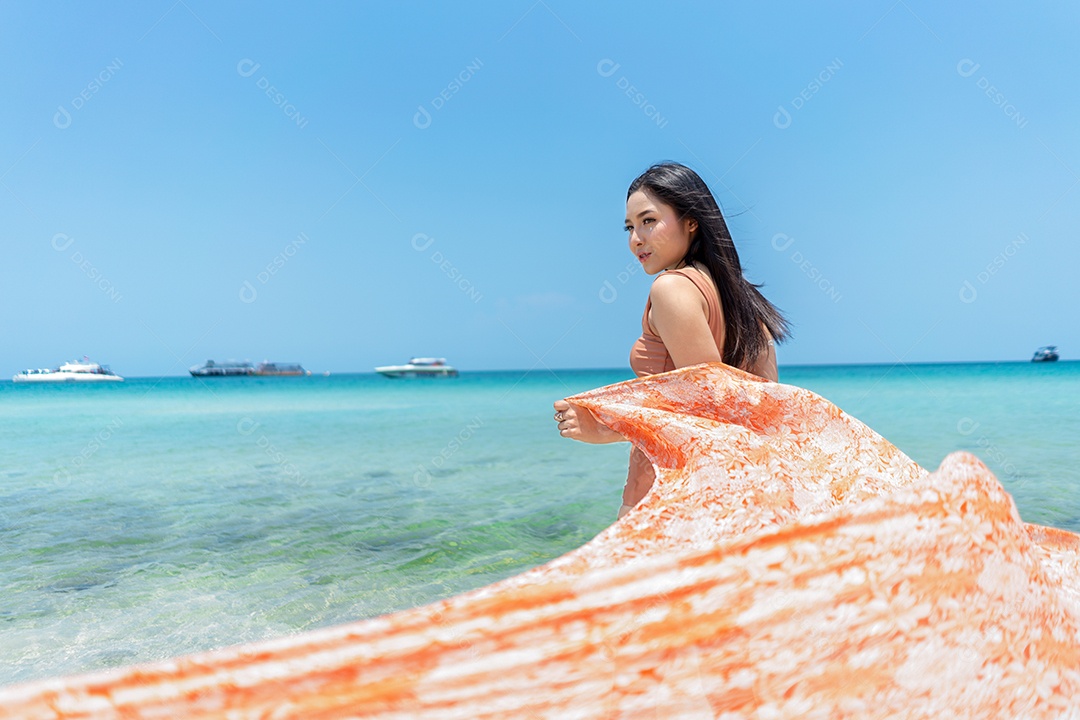 A bela viajante asiática relaxa no turismo de conceito de praia.