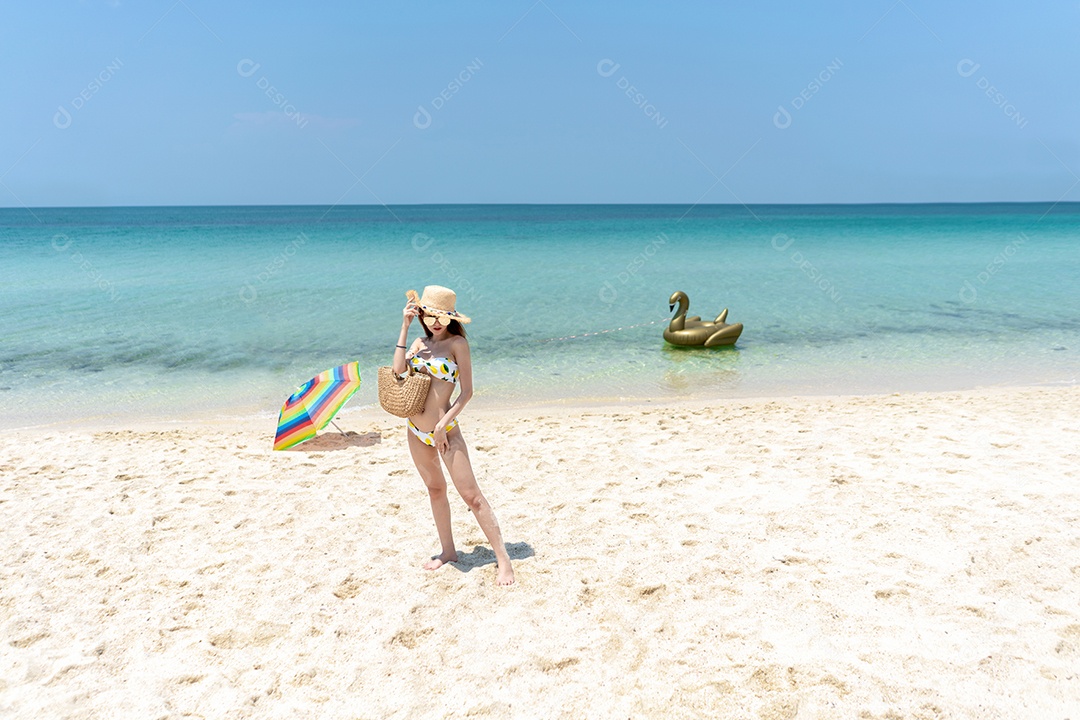 A bela viajante asiática relaxa no turismo de conceito de praia.