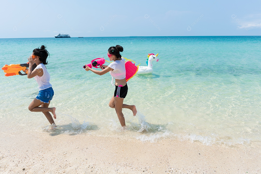 Mulher asiática com no verão no belo mar; respingo de água.