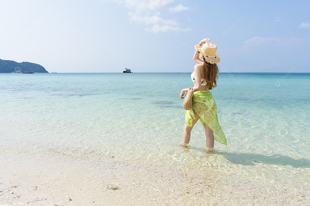 A bela viajante asiática de vestido branco com chapéu.