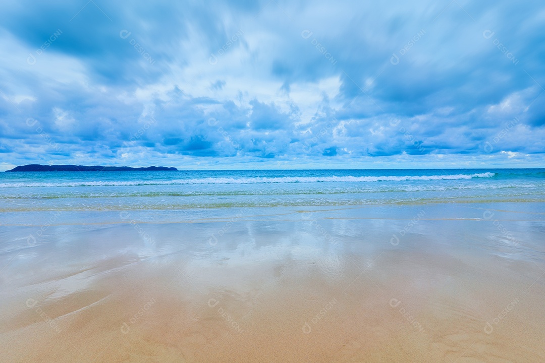 Bela praia de areia no verão, paraíso insular de luxo para turismo.