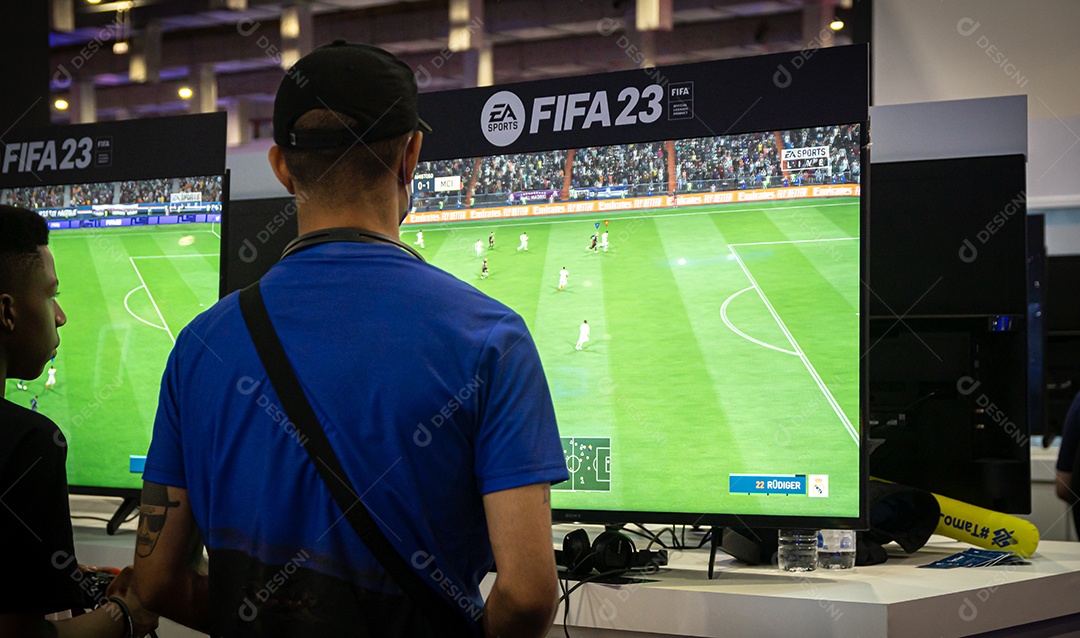 Homem joga FIFA 23 na arena Playstation na BGS 2022