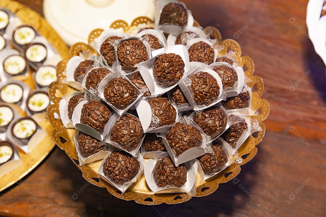 Mesa de festa aniversario doces comida