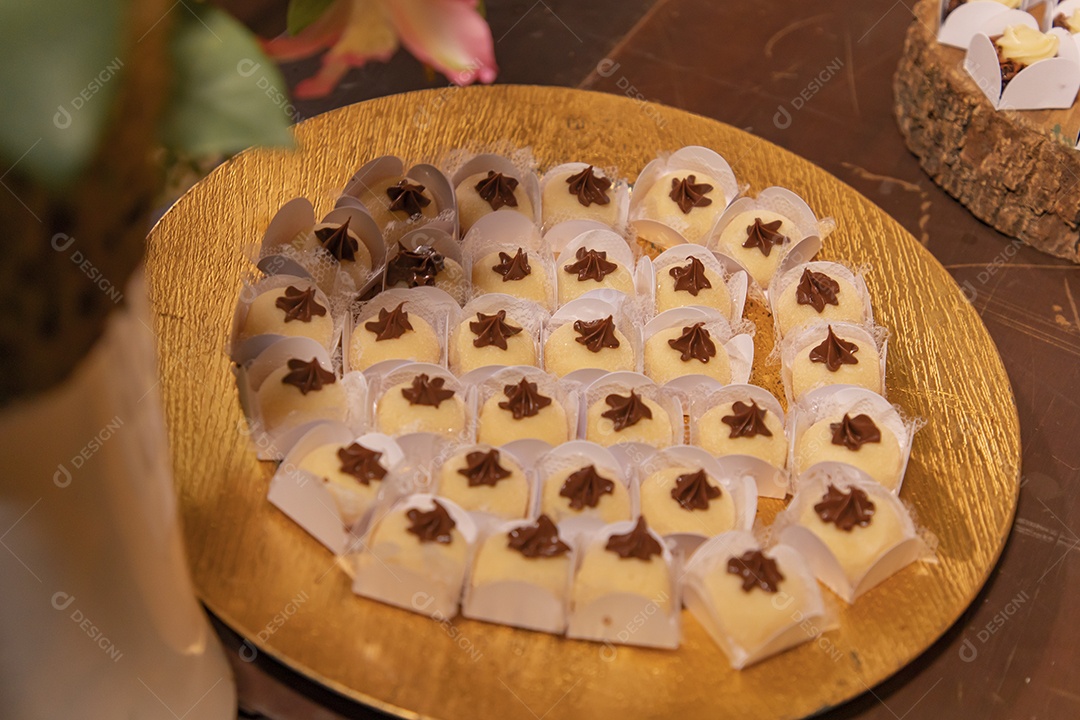 Mesa de festa aniversario doces comida