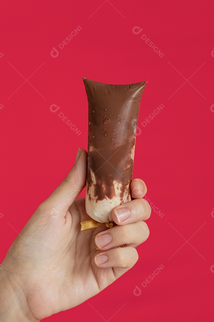 Geladinho gourmet de creme branco com chocolate