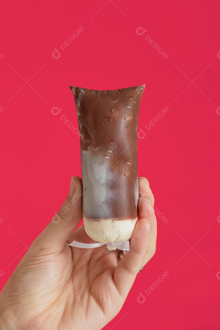 Geladinho gourmet de creme branco com chocolate