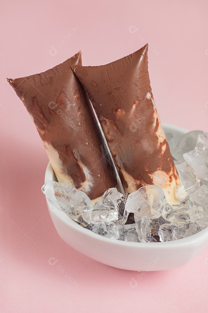 Geladinho gourmet de creme branco com chocolate em tigela com gelo