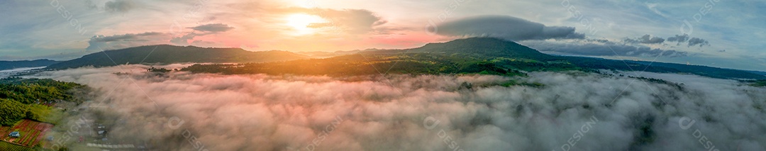 Montanhas no nevoeiro no belo outono, Tailândia.