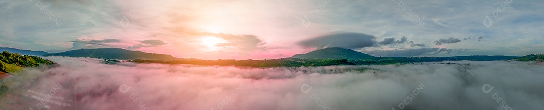 Montanhas no nevoeiro no belo outono, Tailândia.