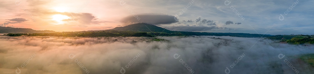 Montanhas no nevoeiro no belo outono, Tailândia.