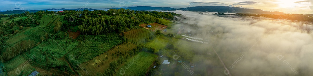 Montanhas no nevoeiro no belo outono, Tailândia.