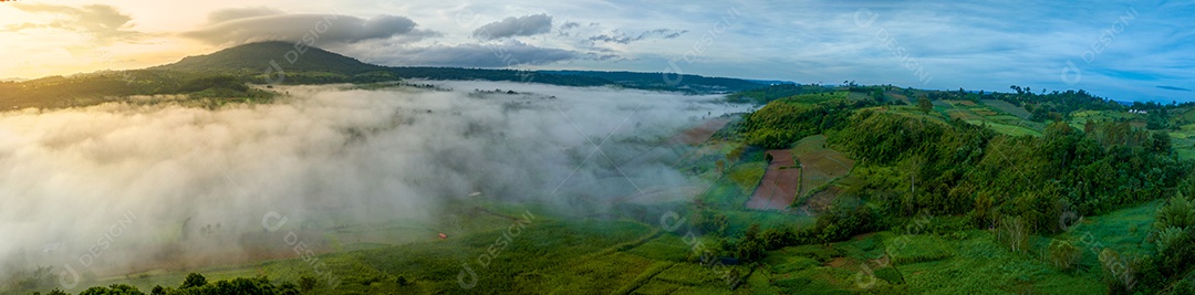 Montanhas no nevoeiro no belo outono, Tailândia.