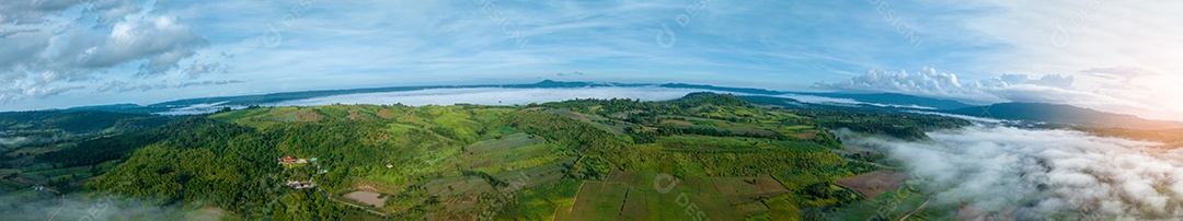 Montanhas no nevoeiro no belo outono, Tailândia.