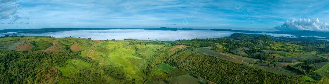 Montanhas no nevoeiro no belo outono, Tailândia.