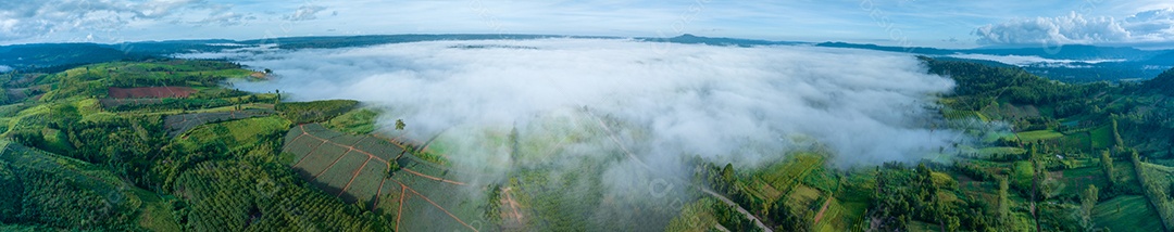 Montanhas no nevoeiro no belo outono, Tailândia.