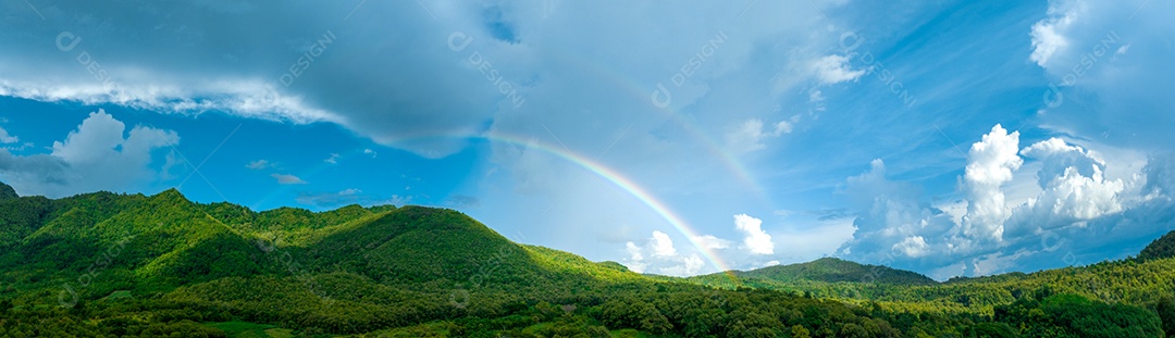 Arco-íris no céu nas montanhas, Panorama de voar em uma natureza.