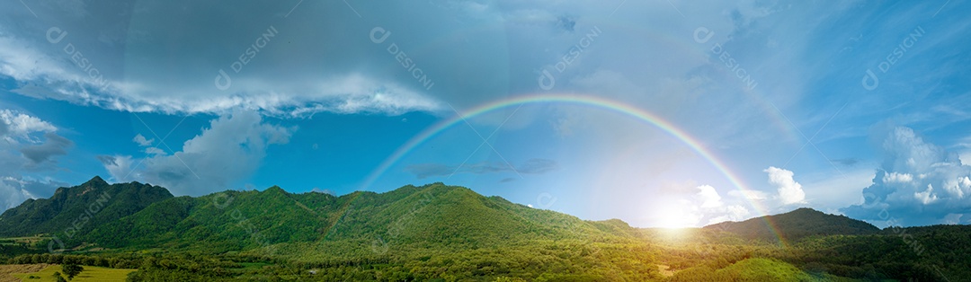 Arco-íris no céu nas montanhas, Panorama de voar em uma natureza.