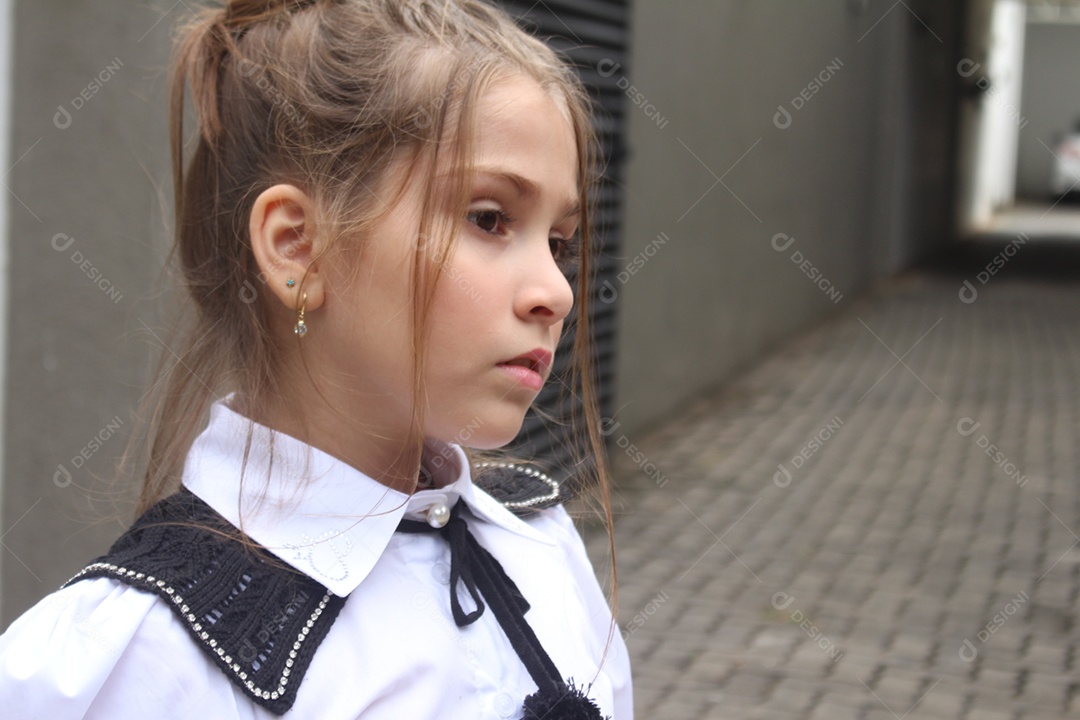 Linda menina jovem fazendo ensaio fotográfico