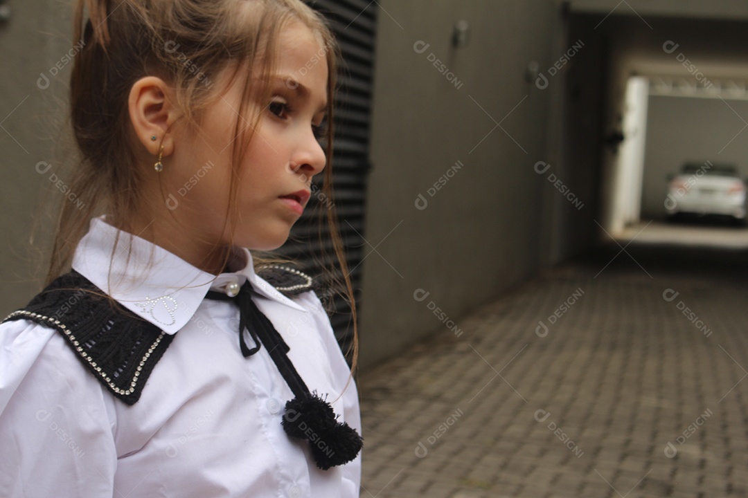 Linda menina jovem fazendo ensaio fotográfico
