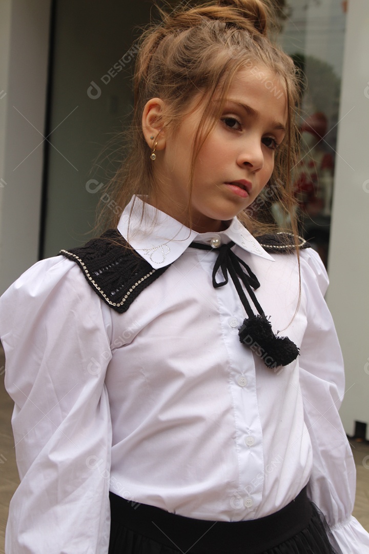 Linda menina jovem fazendo ensaio fotográfico