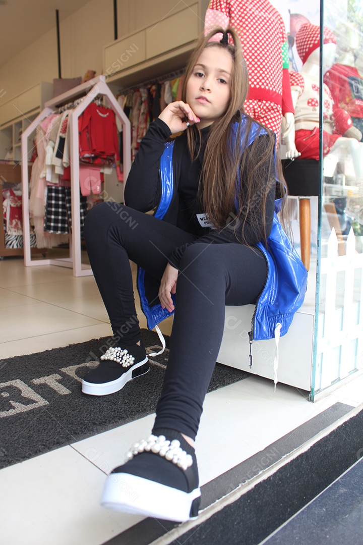 Linda menina jovem fazendo ensaio fotográfico