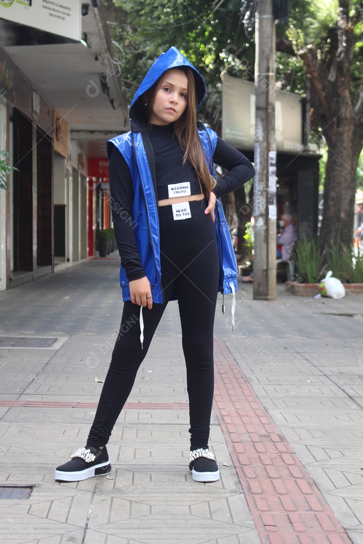 Linda menina jovem fazendo ensaio fotográfico