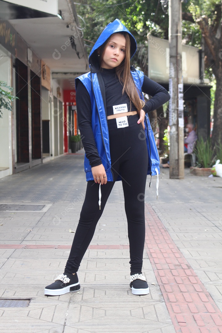 Linda menina jovem fazendo ensaio fotográfico