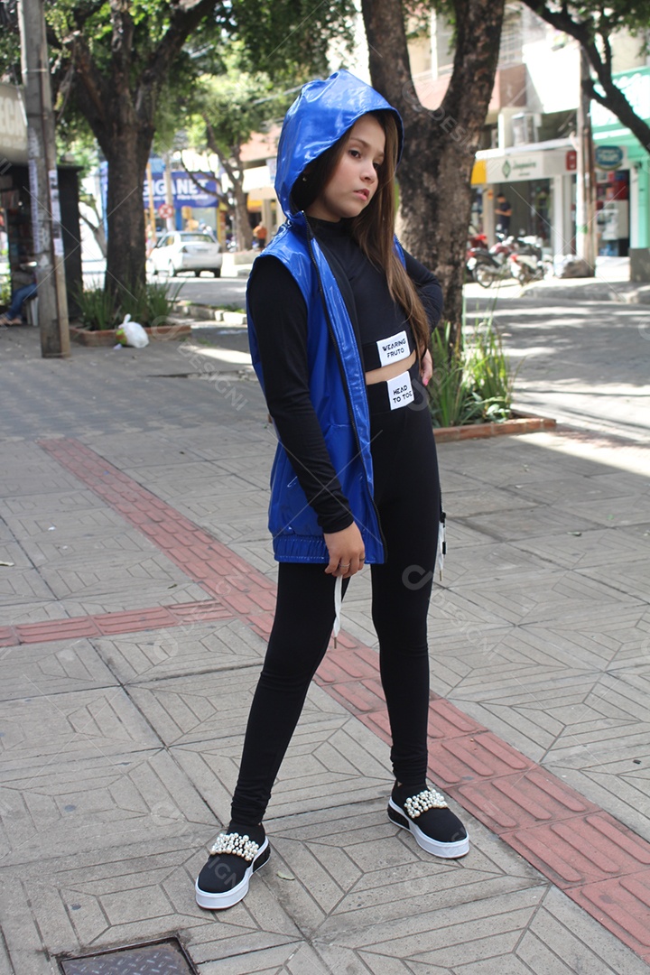 Linda menina jovem fazendo ensaio fotográfico