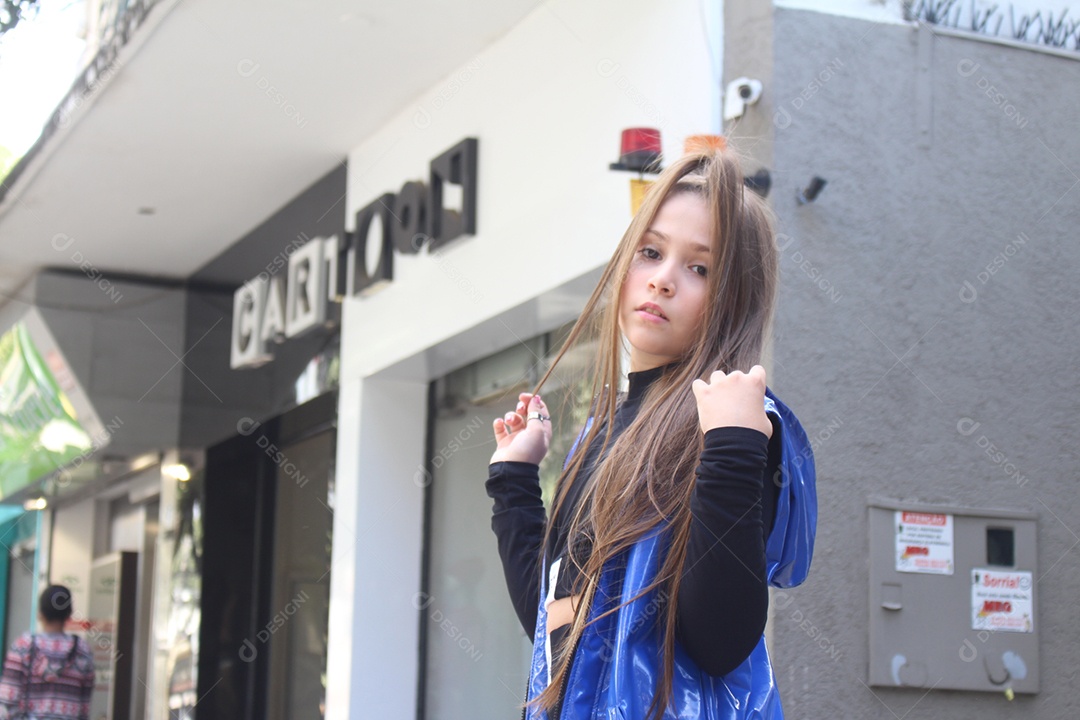 Linda menina jovem fazendo ensaio fotográfico