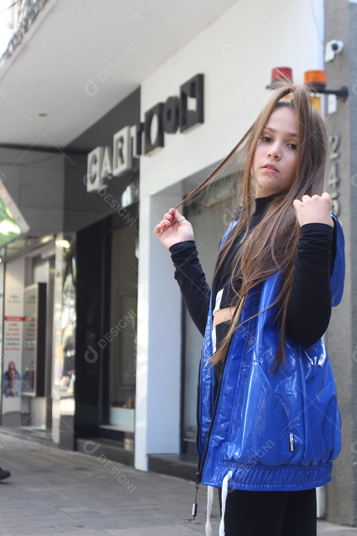 Linda menina jovem fazendo ensaio fotográfico