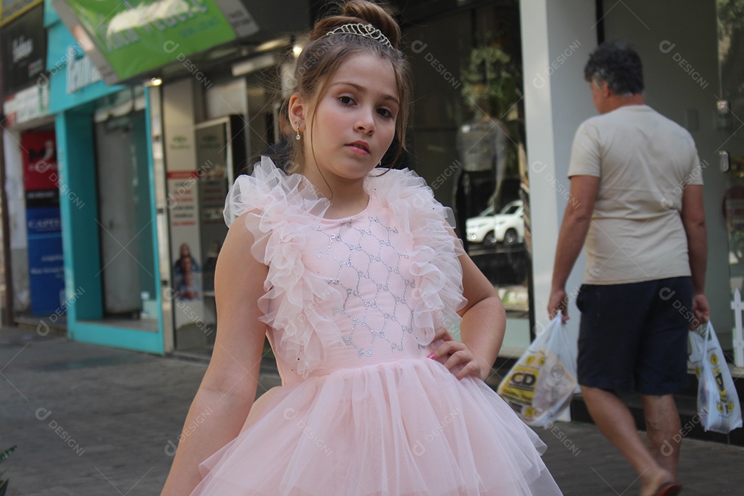 Linda menina jovem fazendo ensaio fotográfico vestido de princesa