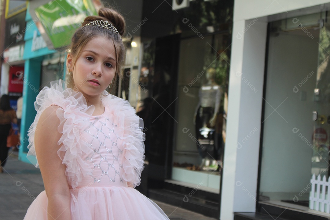 Linda menina jovem fazendo ensaio fotográfico vestido de princesa