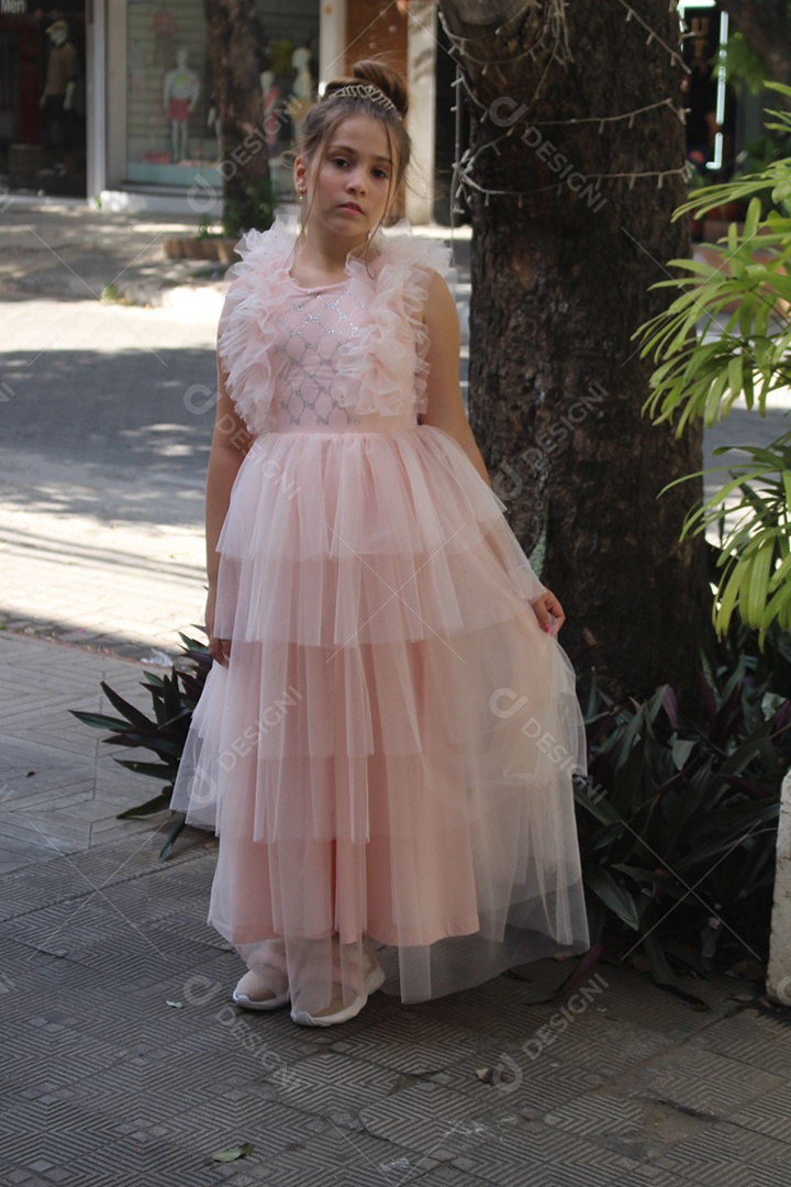 Linda menina jovem fazendo ensaio fotográfico vestido de princesa