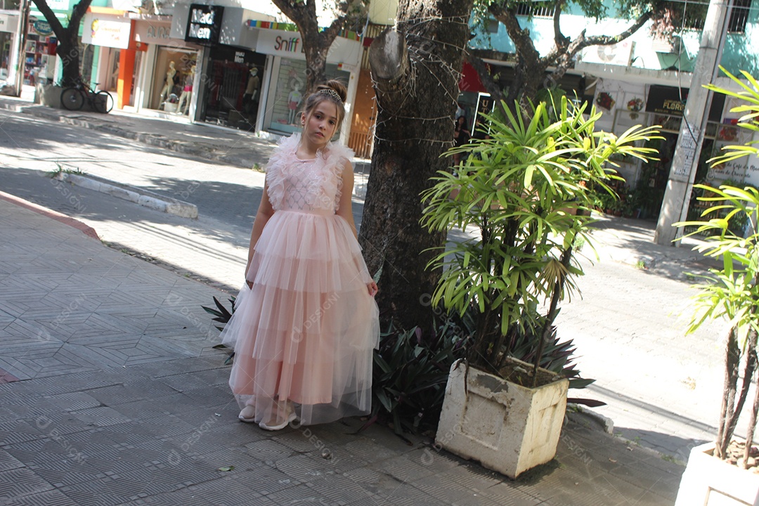 Linda menina jovem fazendo ensaio fotográfico